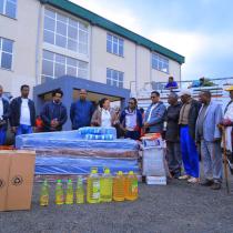 በዛሬ ቀን የኢትዮጵያ ኢንቨስትመንት ኮሚሽን እና የሲዳማ ብ/ክ/መ/ኢንቨስትመንት ኮሚሽን በወንሾ ወረዳ ለተጎዱ ማህብረተሰብ ድጋፍ አደረጉ !